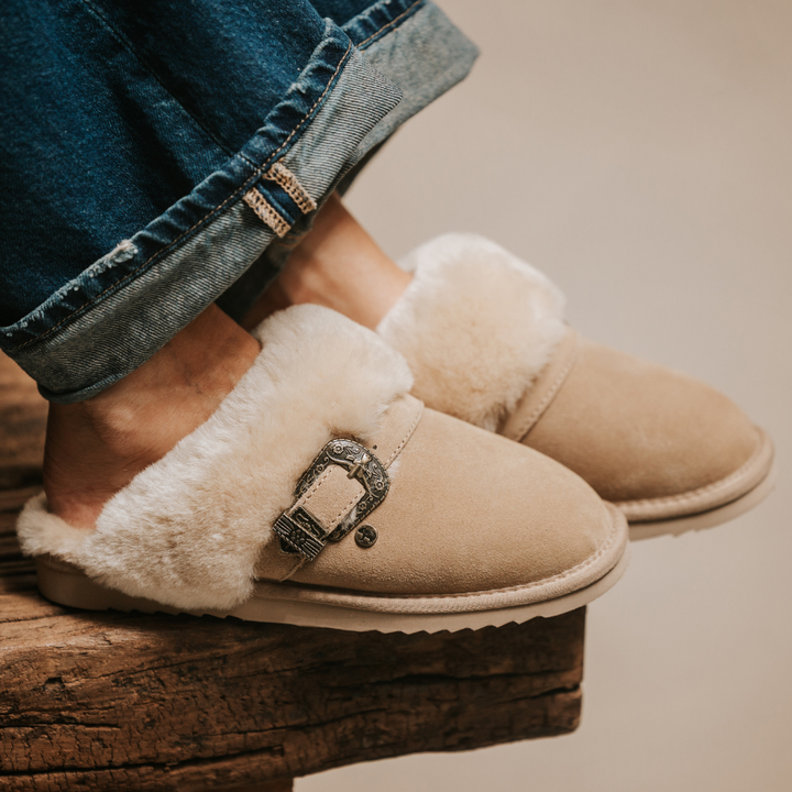 Berri Dames Suède Buckle Sand thumbnail 1